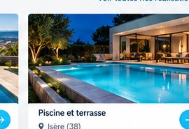 Piscine éclairée en soirée